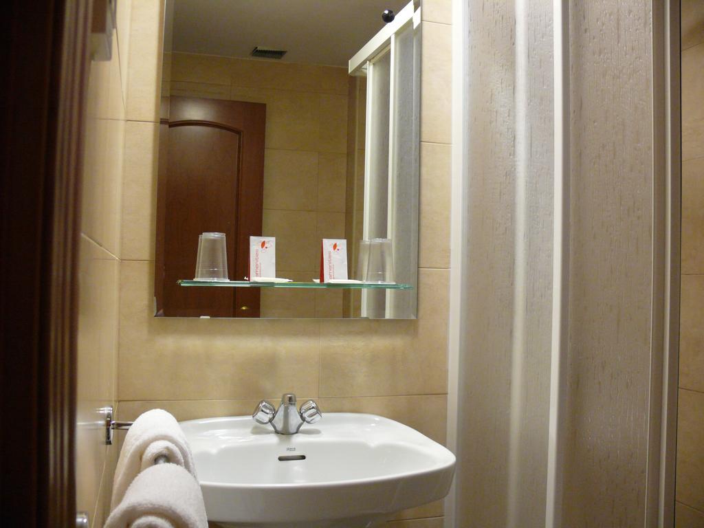 سلامنكا Hostal Navasfrias الغرفة الصورة